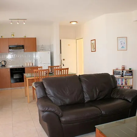 Trevs Argaka, Aristo 2, Block 4, Apt 209 * 아르가카